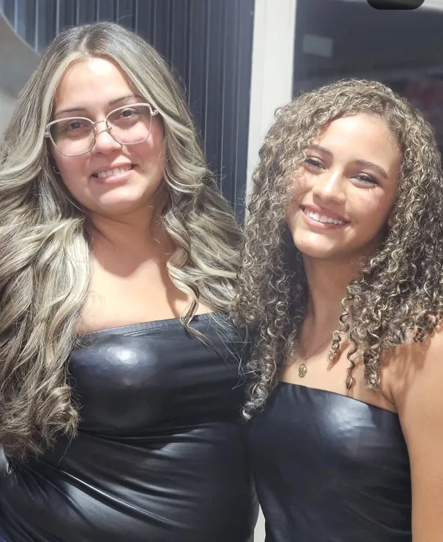 Hermoso trabajo de balayage para madre e hija