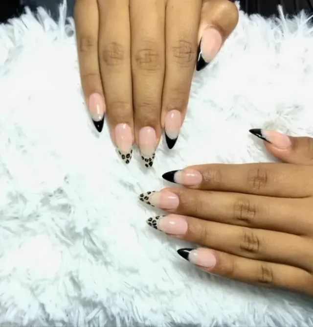 Elegancia en tono negro + un toque sutil de animal print para destacar sin perder la finura. El corte almendrado hace que las manos lucen estilizadas y impecables.