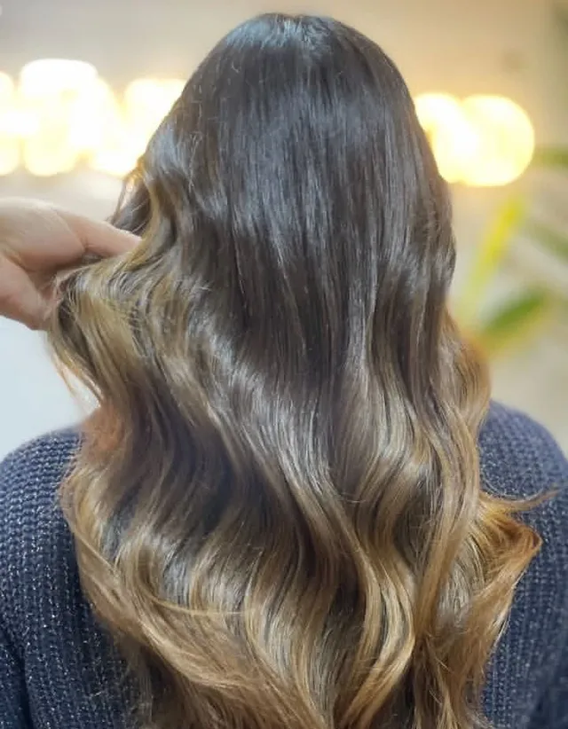 Un cabello con mucho brillo después de realizar un trabajo de química capilar BABY LIGHT una técnica de vanguardia