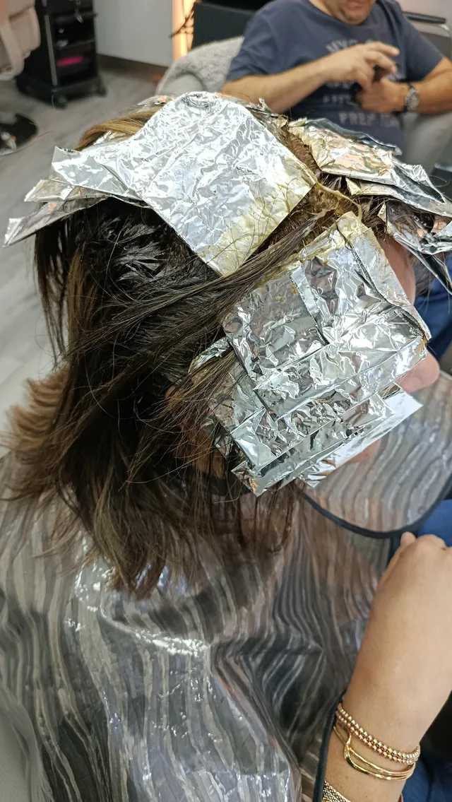 Retoque de mechas y aplicación de tinte raíz