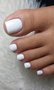 Nada dice "frescura y elegancia" como un pedicura blanco impecable. 🤍✨  cuadrado perfecto, limpieza profunda y el tono blanco que nunca pasa de moda. El toque clásico que hace