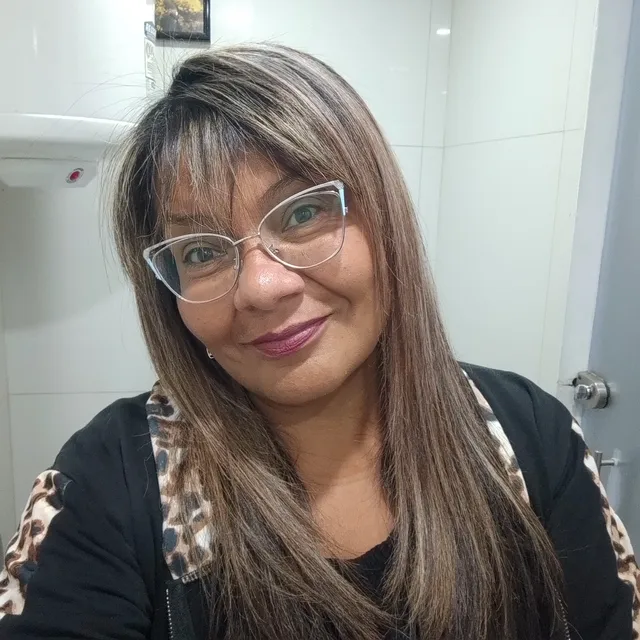 Estilista,colorista, experta en alisados y cambios de look